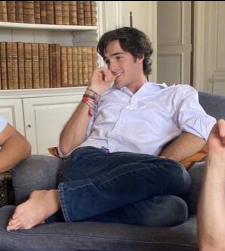 Boris looks and sounds like he stepped straight out of Wattpad #LoveIslandUK