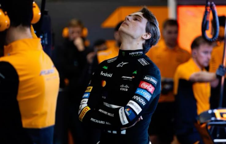 ⠀      CONNECTION 
⠀      CALL. 

⠀      like this post 
if you wish to discuss the connection you want the characters to have. 
muse is bisexual + switch. also multiship. 
(friends/childhood friends, exes, lovers etc.)