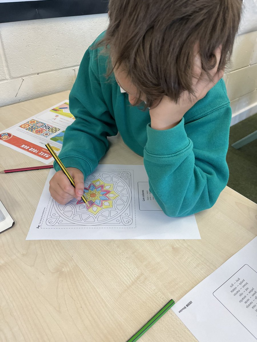 Y3 loved their morning activity today designing talavera tiles whilst listening to the Spanish national anthem! #Spanishday 🇪🇸