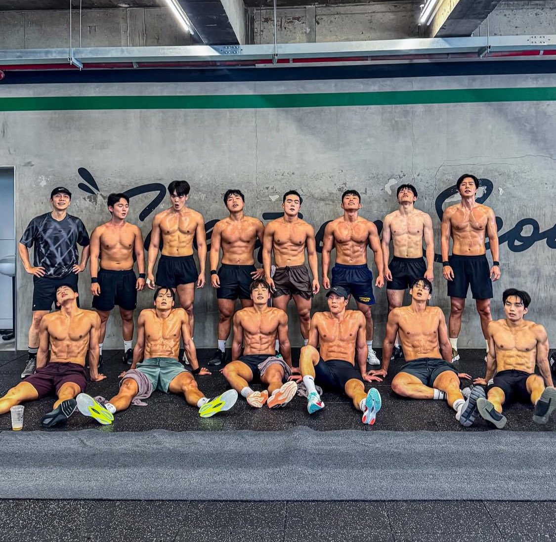 Show us What’s under the shirt 😂🙏 at least we see some legs 😂😍😀

instagram.com/p/DL41crbTmzs/…

#LeeSeunggi