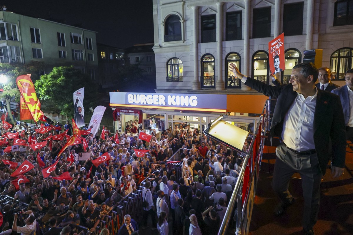 dk_imamoglu's tweet image. Adalet için, demokrasi ve halk iradesi için Sancaktepe’de milletin sesi bir kez daha yükseldi. Türkiye’nin dört bir köşesine dayanışmanın gücü yayılıyor. Demokrasi mücadelesini büyüten milyonlar vazgeçmiyor, susmuyor! @eczozgurozel @CBAdayOfisi