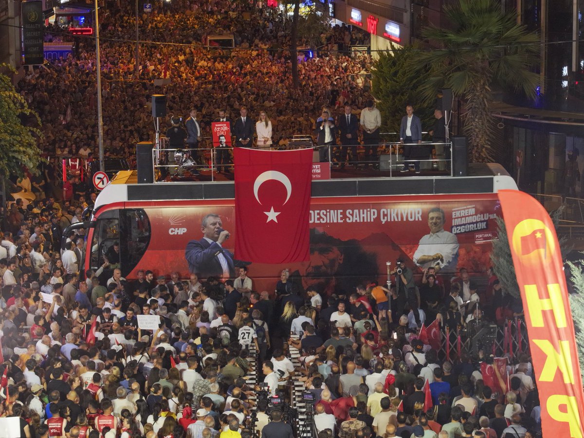 dk_imamoglu's tweet image. Adalet için, demokrasi ve halk iradesi için Sancaktepe’de milletin sesi bir kez daha yükseldi. Türkiye’nin dört bir köşesine dayanışmanın gücü yayılıyor. Demokrasi mücadelesini büyüten milyonlar vazgeçmiyor, susmuyor! @eczozgurozel @CBAdayOfisi