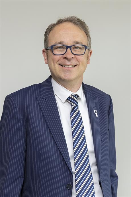 De leden van <a href="/VVDLelystad/">Lelystadse VVD</a> hebben <a href="/GrimbergenDA/">Dennis Grimbergen</a> benoemd tot lijsttrekker voor #GR2026. De benoeming wordt formeel bekrachtigd in de eerstvolgende algemene ledenvergadering. Meer weten? Lees het nieuwsbericht op onze website:  bit.ly/4nGJ0Of.