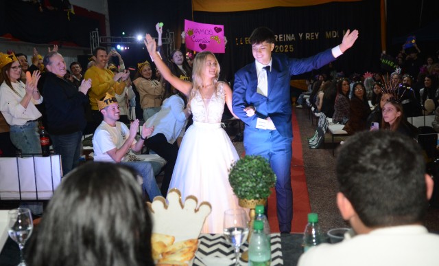 Sixto_Foto's tweet photo. Azul Fernández de Olivera y Thiago Fachinello, los nuevos Reyes de la Madre
📌Mirá todas las fotos de esta cobertura en el link
👉https://t.co/yWssw1TpGJ https://t.co/zBmtlGFv4v