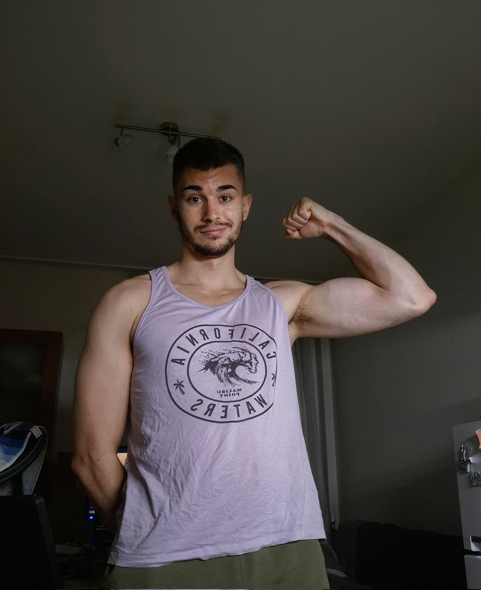 violinpanov's tweet photo. More workouts -> More food -> Happier Vilko 🔁
#workout #biceps #happy https://t.co/m0ymijYoRX