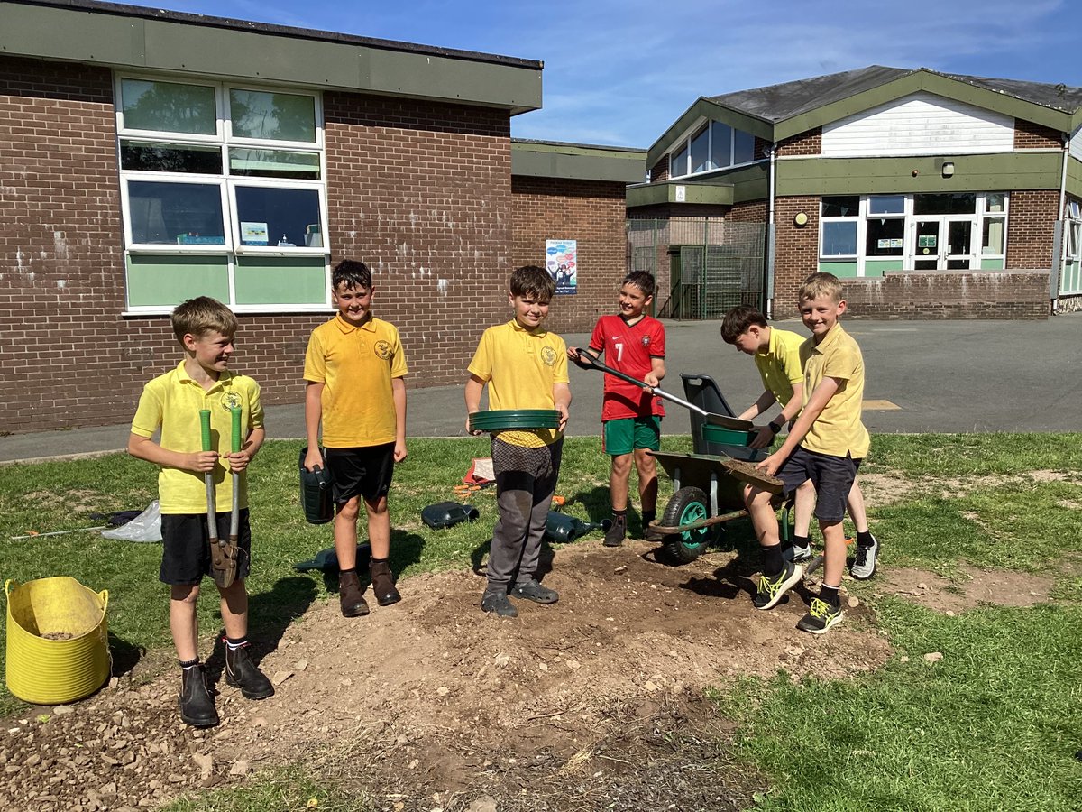 Cynhaliwyd Clwb Garddio i ddisgyblion Bl. 3, 4, 5 a 6 ar ôl ysgol yn ddiweddar. Bu pawb yn brysur yn cyfrannu tuag at dwtio a threfnu bod y gwelyau blodau yn cael eu symud cyn i'r gwaith adeiladu gychwyn. A Gardening Club was held for pupils of Y3, 4, 5 and 6 recently. Thank you.