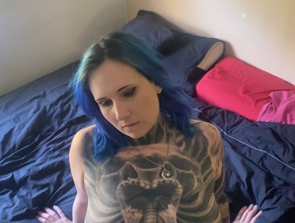 Ögonen på ett paket som väntar på att få öppnas 🫦

onlyfans.com/plaguefire