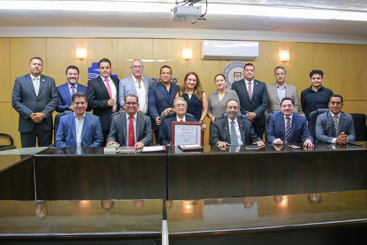 Iván Herrera (@ivanherreradgo) on Twitter photo El Ing. Emiliano Hernández, distinguido como Asesor Emérito del <a href="/ITD_oficial/">ITD OFICIAL</a> cobijado por la plana mayor de “Los Técnicos” del grupo en el poder. Digno homenaje a su trayectoria, toda una institución política viviente. ¡Felicidades! #HuelumHuelum El Ing. Emiliano Hernández, distinguido como Asesor Emérito del <a href="/ITD_oficial/">ITD OFICIAL</a> cobijado por la plana mayor de “Los Técnicos” del grupo en el poder. Digno homenaje a su trayectoria, toda una institución política viviente. ¡Felicidades! #HuelumHuelum