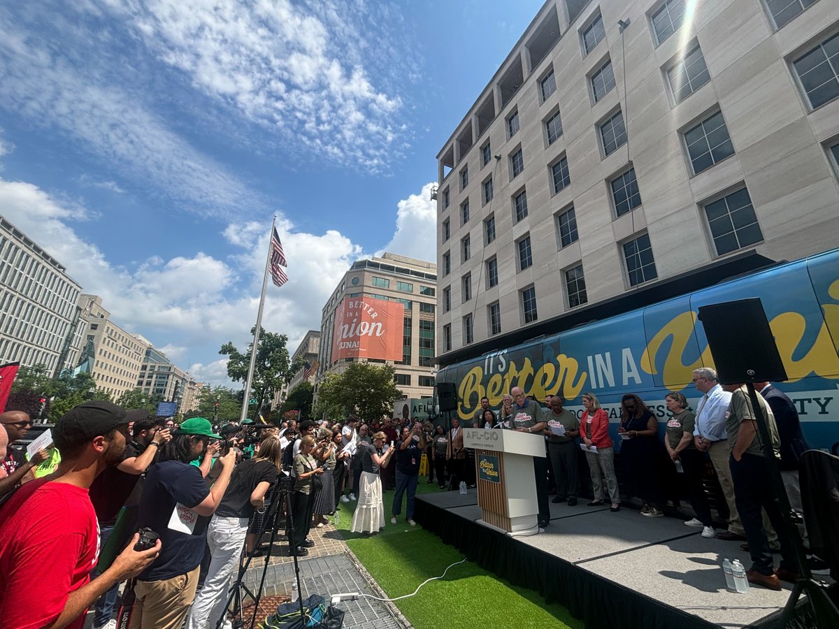 TTDAFLCIO's tweet image. Today, unions across many trades and industries gathered to kick off the @AFLCIO's #ItsBetterInAUnion Bus Tour. Now is the time to organize and fight so Americans can have the economic freedom, fairness and security they deserve.