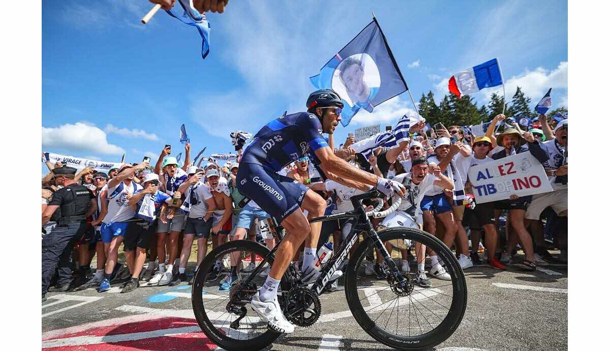 Avec le #TDFF2025 je revois plein d'images de Thibaut Pinot, et qu'est ce que ça me manque 🥲 
Vraiment mon sportif all time 🟡🔵
