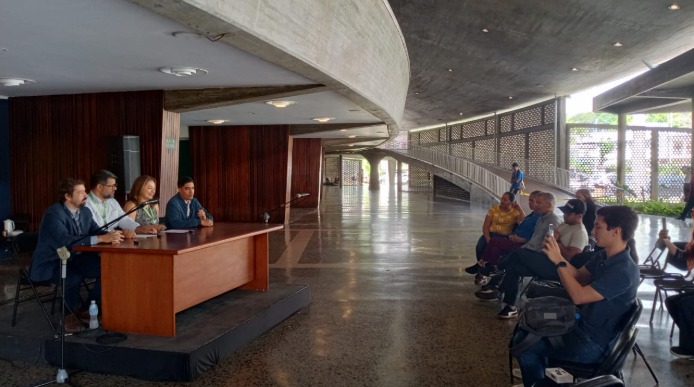 #Emprendimiento 🚀💡

Hoy, la UCV presentó el evento "Conectando Ideas, Creando el Mañana", que busca impulsar a la comunidad a generar soluciones que impacten positivamente su día a día y que tendrá lugar este #10Jul a las 9:00 am, en el Auditorio Naranja de FACES.