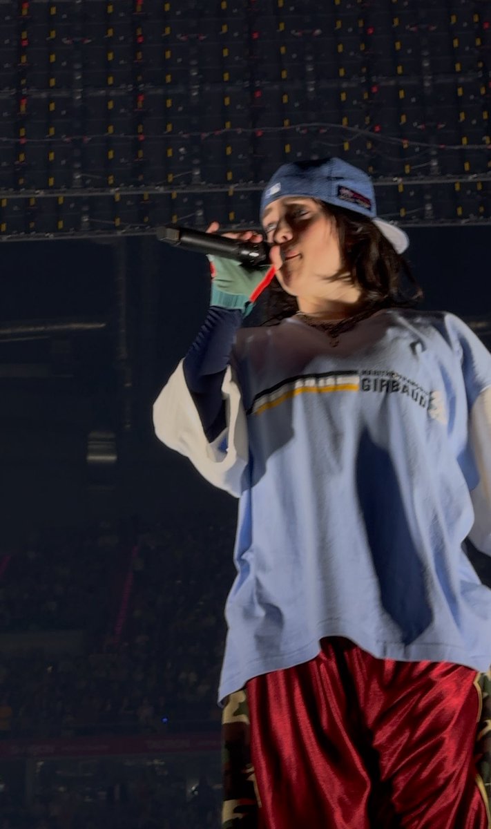 concerts are so weird because what do you mean billie eilish is standing RIGHT IN FRONT OF ME????????