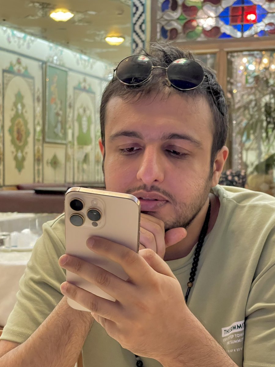 bakhshijahromi's tweet image. نشستهام
به بادکنکهای «سیسالگی»
نگاه میکنم، سعی میکنم آه نکشم.
🥳