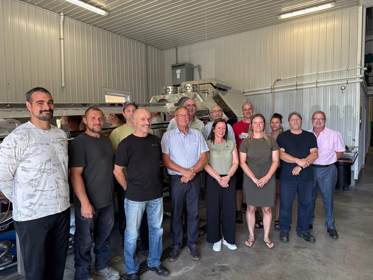AmelieDionne's tweet image. 💡Nos acériculteurs en action pour la Transition énergétique! 🍁
Financement de 250 000 $ qui permettra :
✅ Une alimentation électrique plus fiable pour 10 entreprises acéricoles du Témiscouata
✅ Raccordement de 3 nouvelles érablières
✅ Réduction de 128,5 tonnes de GES par an