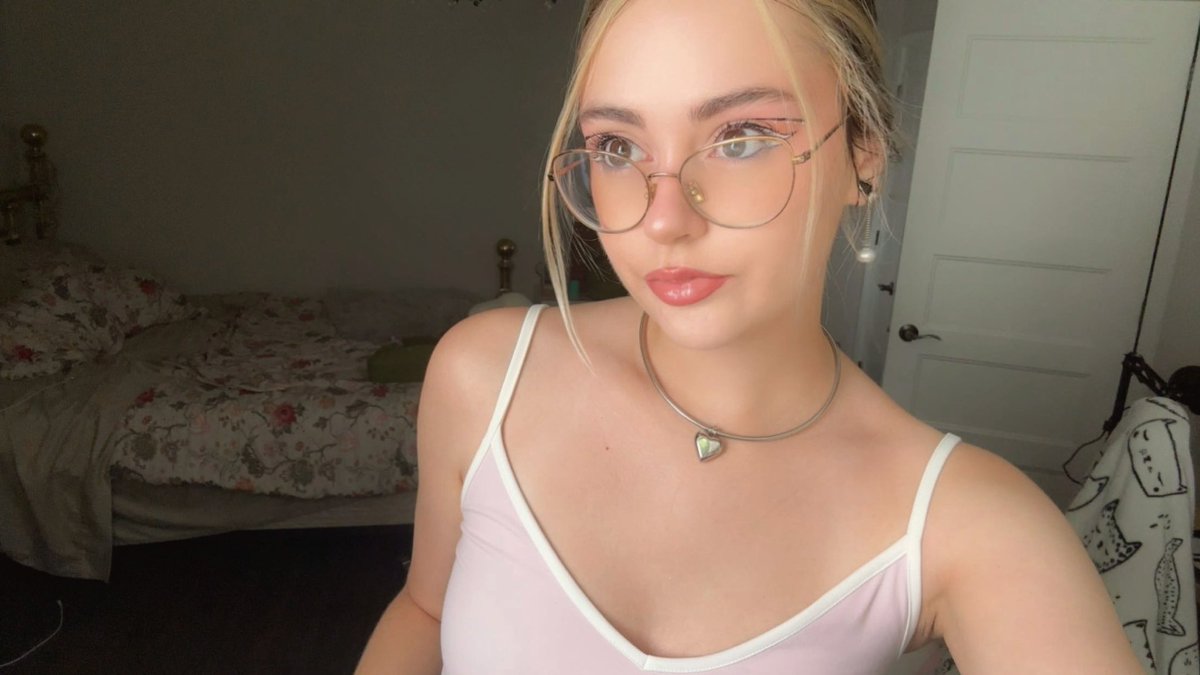 check the eyeliner >.<