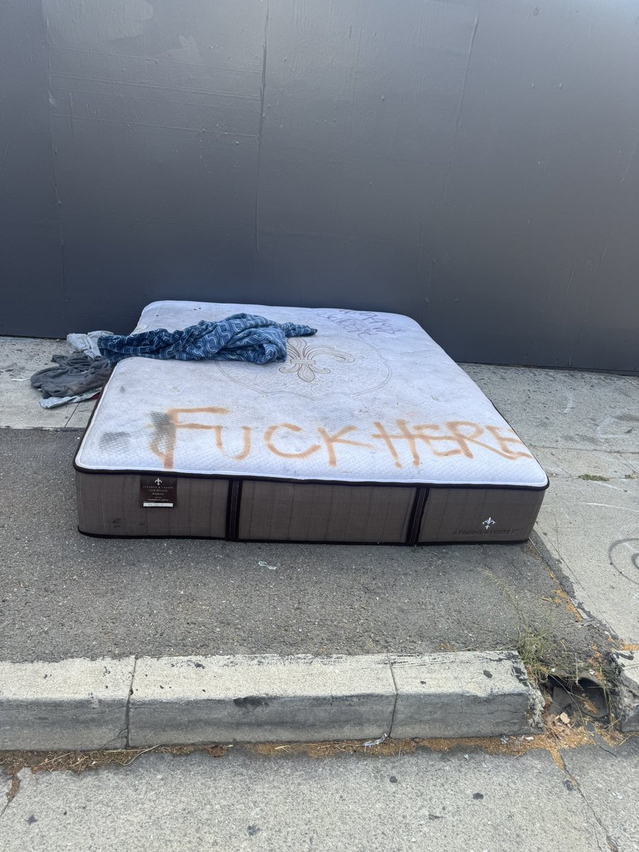 Hi tourists. Welcome to Hollywood. Please take advantage of our free amenities.