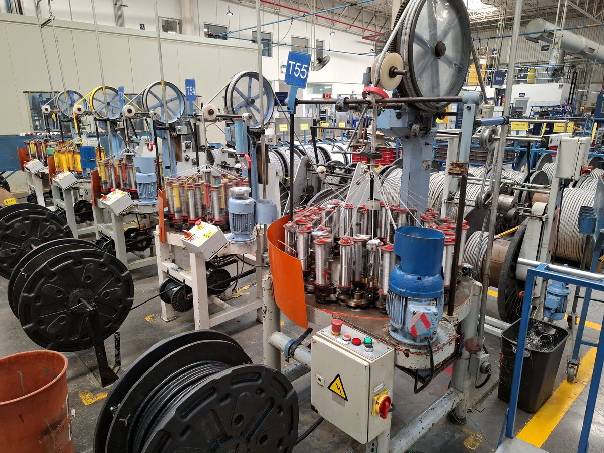 ConsEspMty's tweet photo. Nuestro Cónsul Vicente Mas tuvo la oportunidad de visitar las instalaciones de #Coflex en Santa Catarina donde vio en funcionamiento la maquinaria española que tan buen rendimiento está dando a @CoflexInnova 🇪🇸🇲🇽 https://t.co/AjVxTRmoG0