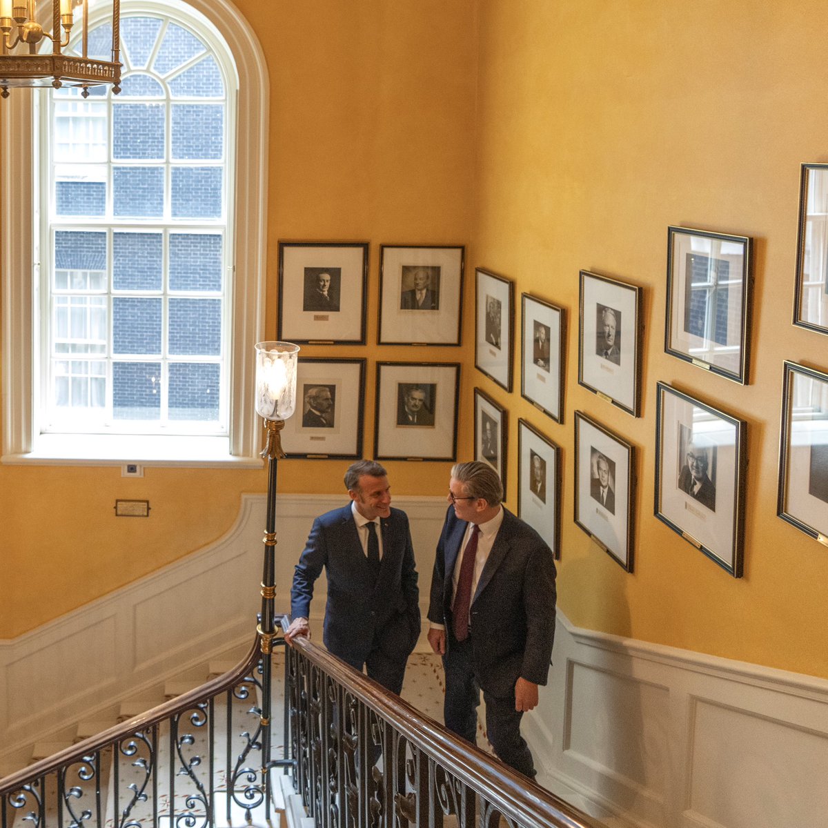 Emmanuel Macron (@emmanuelmacron) on Twitter photo Très bon échange avec le Premier ministre <a href="/Keir_Starmer/">Keir Starmer</a>. Partenariat stratégique, défense, énergie, IA, espace, migration, culture, soutien renforcé à l’Ukraine : nous avançons ensemble sur tous les dossiers.
Le travail se poursuit au Sommet franco-britannique demain ! Très bon échange avec le Premier ministre <a href="/Keir_Starmer/">Keir Starmer</a>. Partenariat stratégique, défense, énergie, IA, espace, migration, culture, soutien renforcé à l’Ukraine : nous avançons ensemble sur tous les dossiers.
Le travail se poursuit au Sommet franco-britannique demain !