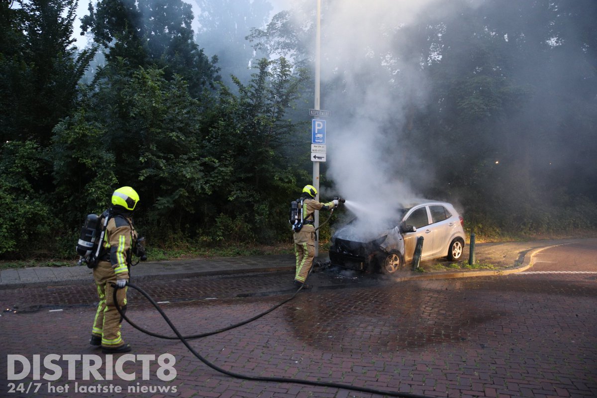 Geparkeerde auto in brand gestoken op Koperwerf in Den Haag