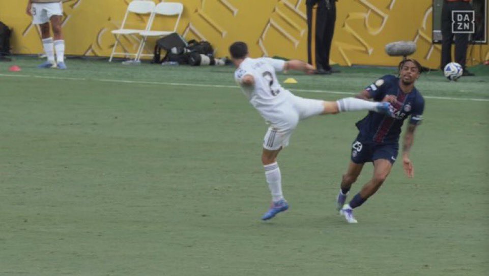 Primera acción de Dani Carvajal tras estar 1 año fuera: 

Patada en el pecho.