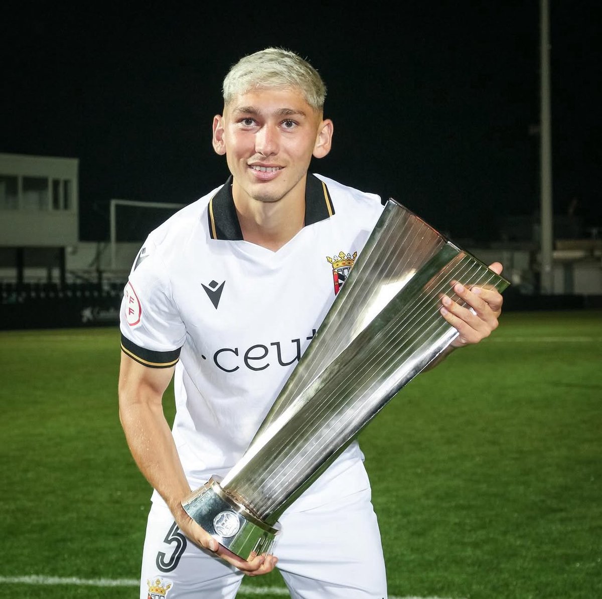 Jorge San Cristóbal (@jsancris_) on Twitter photo 🇦🇷 Martín Bellotti es nuevo jugador del Atlético Madrileño tras el acuerdo alcanzado con el Intercity para la cesión, con opción de compra, del centrocampista de 23 años.
El jugador, según me cuentan, ya ha estado hoy en Madrid.
<a href="/AtleticoSportes/">Atletico Sport</a> 🇦🇷 Martín Bellotti es nuevo jugador del Atlético Madrileño tras el acuerdo alcanzado con el Intercity para la cesión, con opción de compra, del centrocampista de 23 años.
El jugador, según me cuentan, ya ha estado hoy en Madrid.
<a href="/AtleticoSportes/">Atletico Sport</a>