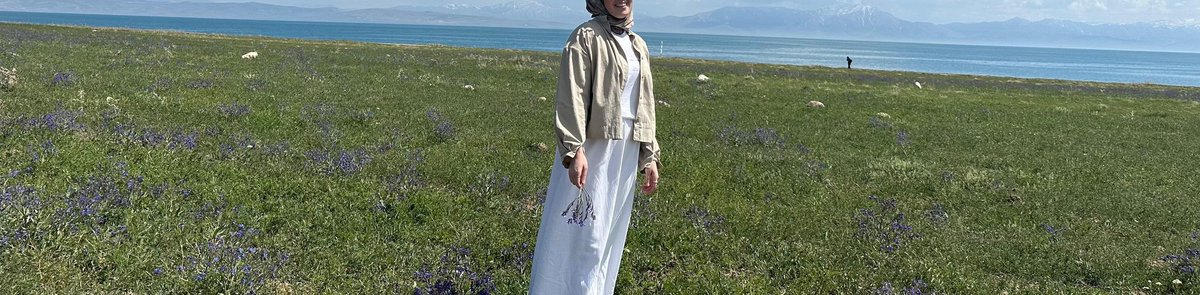 Biliyorum, bir gün upuzun çiçekli yollardan içimi efil efil estirecek bir mutlulukla geçecegim💐🙏💖