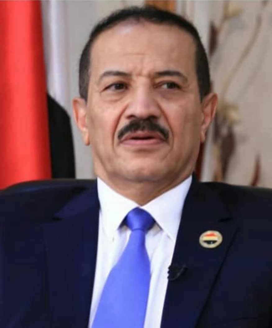 وفق القانون ومسؤوليات الدولة  المفروض ان يتم التحفظ وبشكل سريع على #هشام_شرف كونه متهم #كقار من وجه العدالة في القضية #رقم 424 بالمحكمة العسكرية بمارب ، 

والقائمة للقضية تتضمن  550 متهم الى جانب هشام شرف،    التهم تتعلق بلاشتراك في الاتفاق الجنائي في جرائم التمرد و الانقلاب