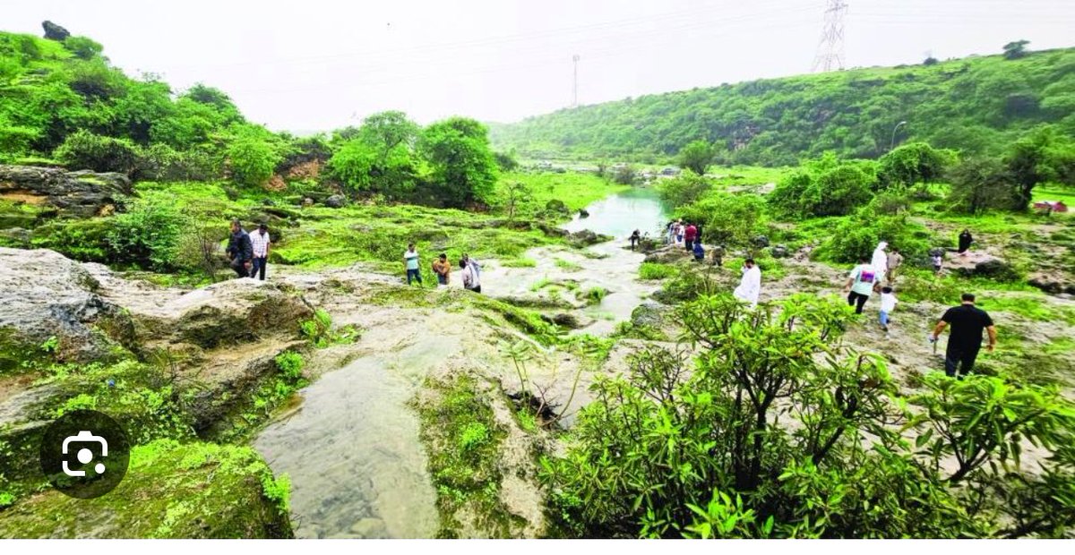 مع اقتراب #خريف_ظفار_2025 يحبذ الكثير من الزوار في كل خريف  السكن في مدينة صحلنوت الواعدة التي تشهد نموا عمرانيا كبيرا ربما هربا من الازدحامات في المدن الأخرى ولقربها من المطار ومن الاماكن السياحية والخدمات ومن عقبة الياسمين كما أن أسعار السكن بها في متناول الجميع