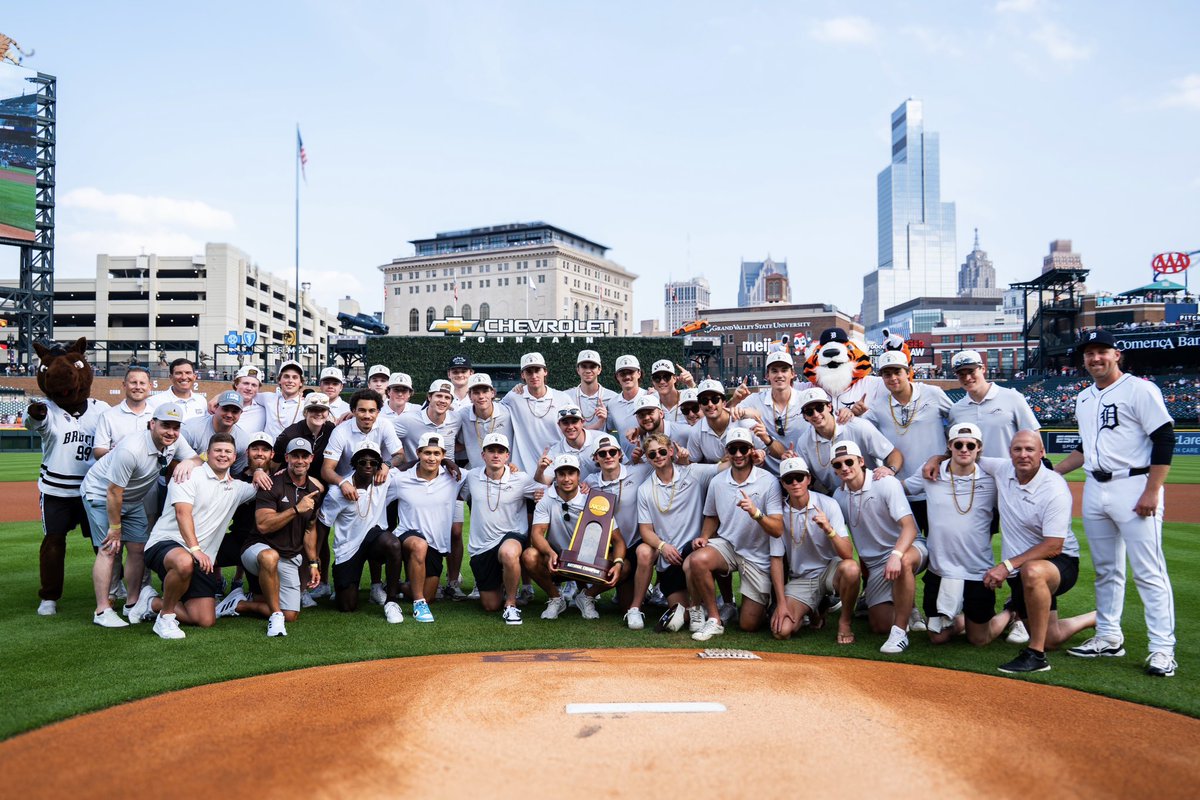 WMUBroncos's tweet image. A ๐๐ค๐ข๐ ๐ง๐ช๐ฃ of a night with the @tigers โพ๏ธ
#BroncosReign