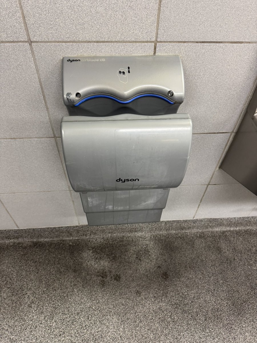 Pentozali9's tweet image. Very curious to know what @SpeedballBailey thinks of the Dyson Airblade.