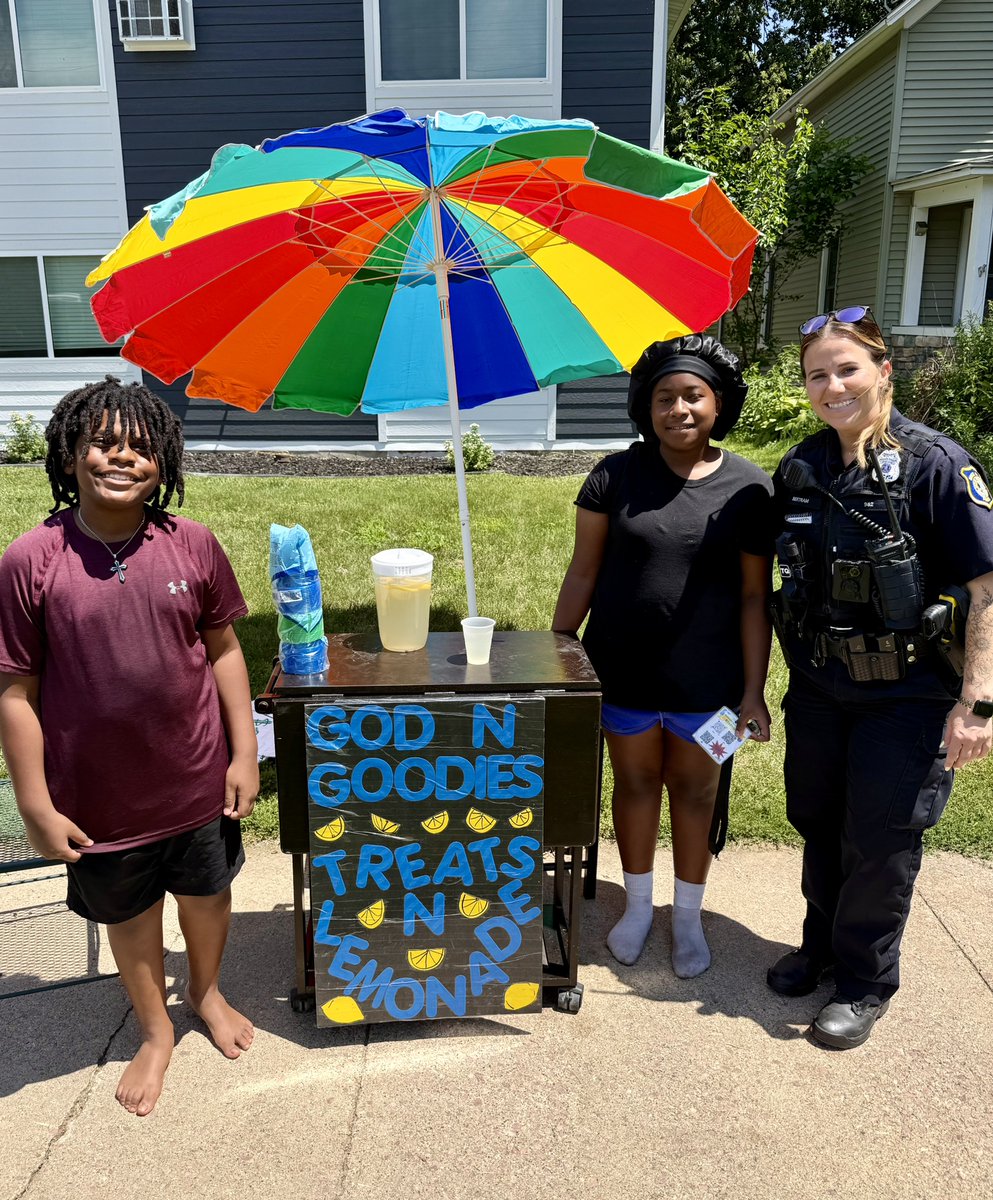 siouxfallspd's tweet photo. Tis the season! 🍋 #CommunityFirst #SweetSummertime #CopsAndKids https://t.co/hRVrt7ThPj