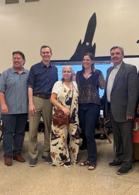 gtwhitesides's tweet image. Yesterday, the @LADemocrats held a meeting in the Antelope Valley, where I was able to talk about the importance of our region and what’s at stake for working families.
Defending this seat and flipping the House will run directly through the AV. In Congress, I'll keep working…