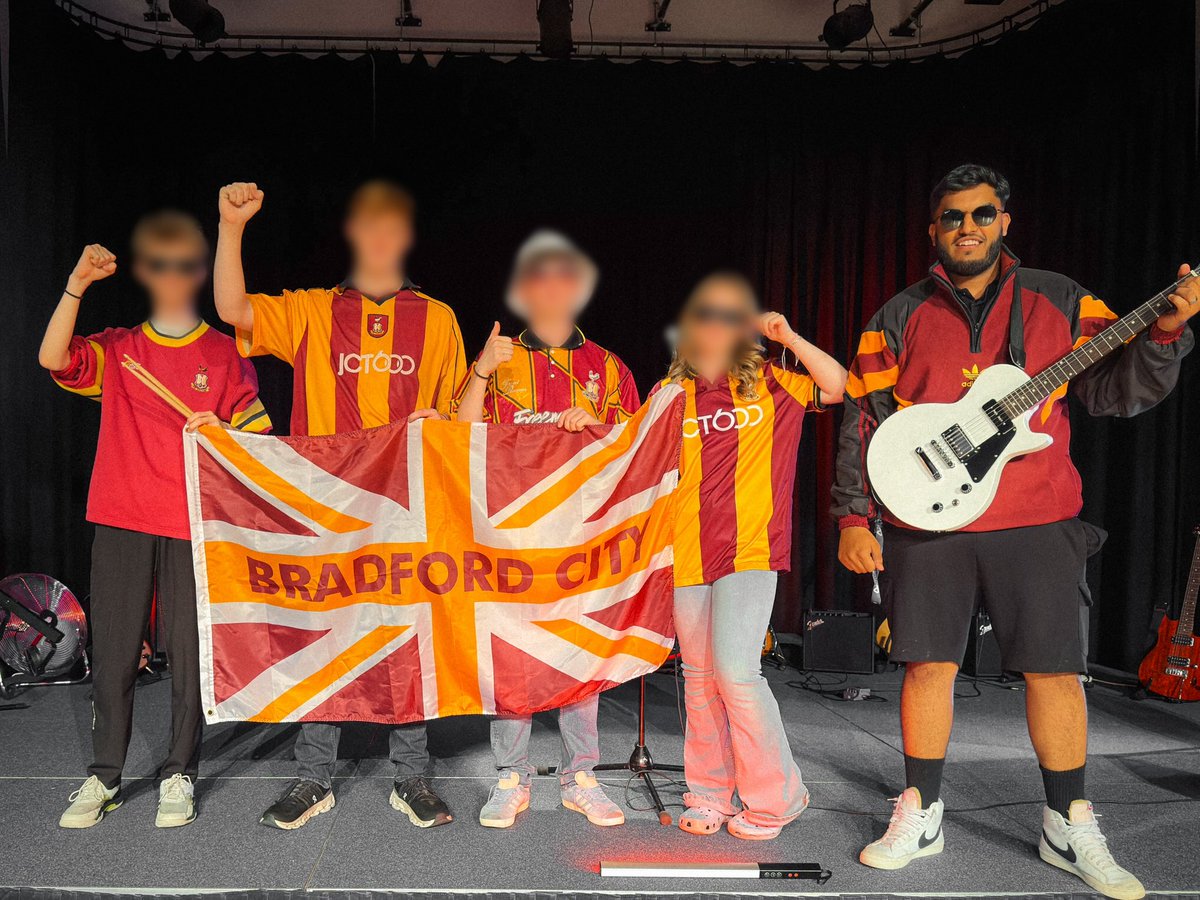bcafctalhah's tweet image. Love my job. Oasis who?
Another year, another showcase done.
Everywhere we go. #BCAFC
👕 @bradfordretro1
🎸 @The_Kerrz