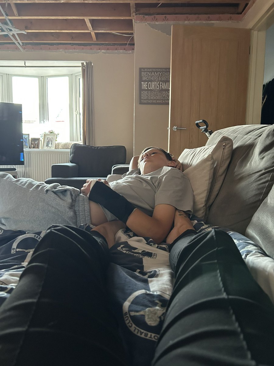 northernburd's tweet photo. Happy summer ffs๐คฆโโ๏ธ #mandown #crackedwrist #sendwine #pooorlion ๐ get well soon Charlie, seasons about to begin we need you๐ ๐ #nofootball ๐ญ https://t.co/dDXlEvZS6F