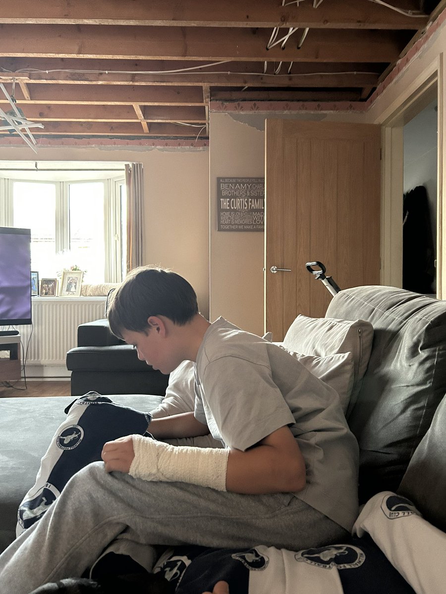 northernburd's tweet photo. Happy summer ffs๐คฆโโ๏ธ #mandown #crackedwrist #sendwine #pooorlion ๐ get well soon Charlie, seasons about to begin we need you๐ ๐ #nofootball ๐ญ https://t.co/dDXlEvZS6F