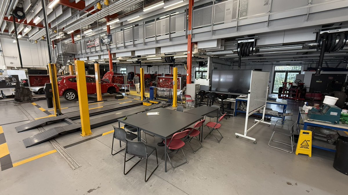 TeacherToolkit's tweet image. A second visit to Waltham Forest College today. Their facilities are stunning! 

How does Barak Rosenhine’s 17 principles of effective instruction apply to motor vehicle engineering? To media? To fashion? To electronics and plumbing? 🤔 

Being able to translate research into