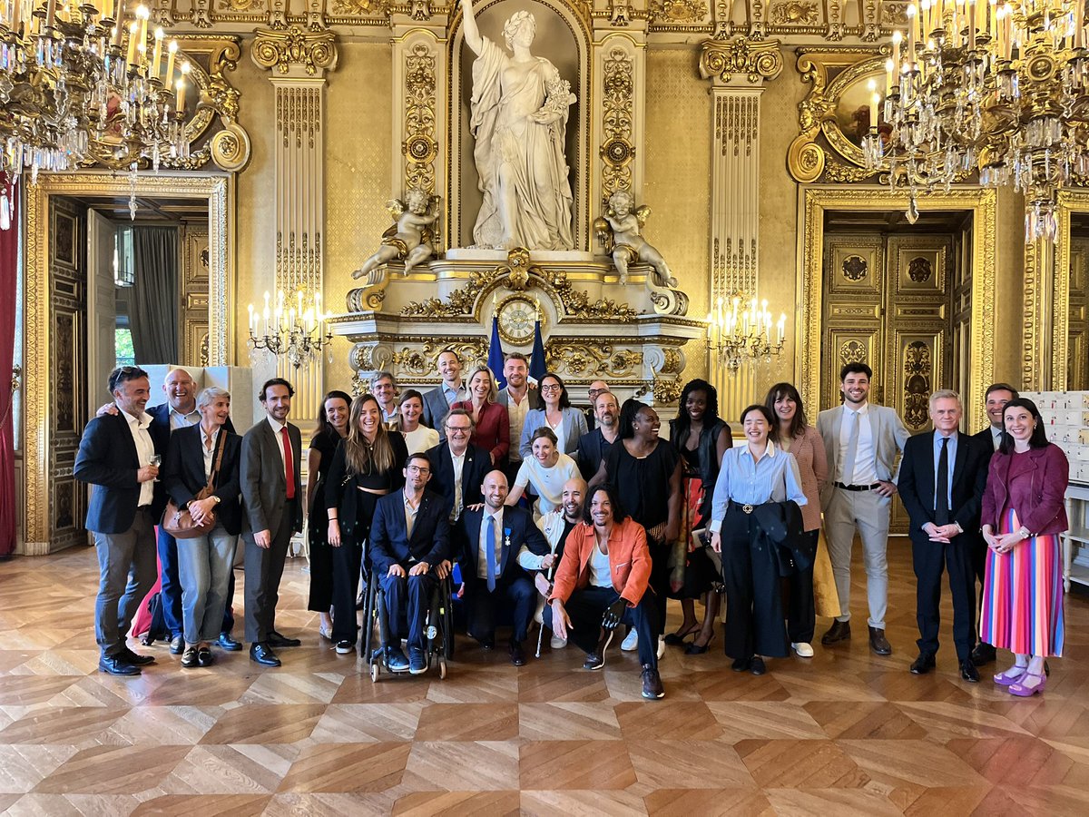 DucroquetSamuel's tweet image. Merci cher Laurent Pic d’avoir accepté de me remettre cette inisigne de chevalier dans l’ordre national du mérite 🎖️ !
Merci à toutes celles et ceux qui m’ont accompagné, épaulé dans cette incroyable aventure 🌍
Merci à toutes celles et ceux que j’ai eu l’honneur de servir 🙏🏼…