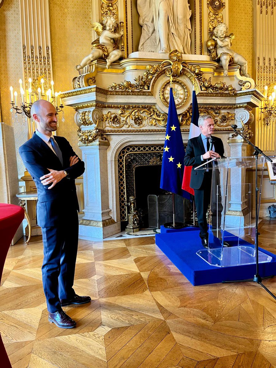 DucroquetSamuel's tweet image. Merci cher Laurent Pic d’avoir accepté de me remettre cette inisigne de chevalier dans l’ordre national du mérite 🎖️ !
Merci à toutes celles et ceux qui m’ont accompagné, épaulé dans cette incroyable aventure 🌍
Merci à toutes celles et ceux que j’ai eu l’honneur de servir 🙏🏼…