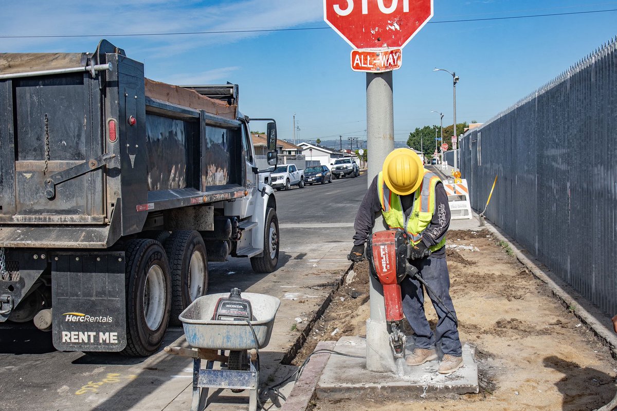 BSSLosAngeles's tweet image. StreetsLA is out in the One-Five this week installing new access ramps in Wilmington.
This project improves safety, accessibility & mobility in the vicinity of Wilmington Middle School. Thank you to our Construction Services Crew 31 for your great work.
@TimMcOskerLA @LACityDPW