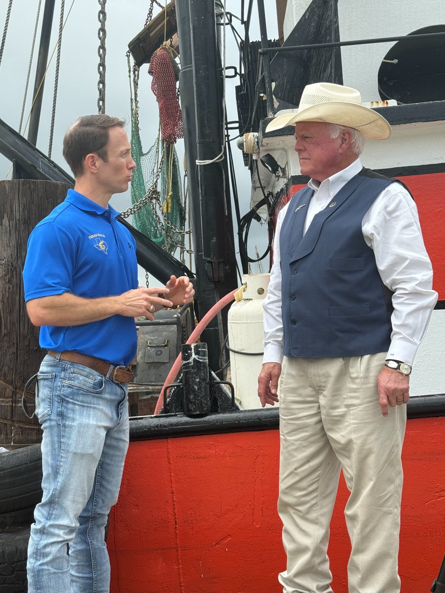 TXGulfSeafood's tweet image. Shrimper for the day! Commissioner Sid Miller joined Chris Londrie, President of The Texas Shrimp Association, aboard a shrimping vessel in Brownsville to learn more about the iconic shrimping industry #TexasAgricultureMatters #TexasSeafoodMatters #Gulfseafood