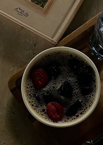 مرّ من بين الاغاني والسوالف 
واخذني بـ ايديك على حين غرّه 

واعتذر لي عن خطاك وقول اسف
اعترف لي بـ الخطا  لو بس مرّه 

لا تكابر وتغلى و انت عارف 
لوّ ما احبك صدق والله ماتشرّه  .