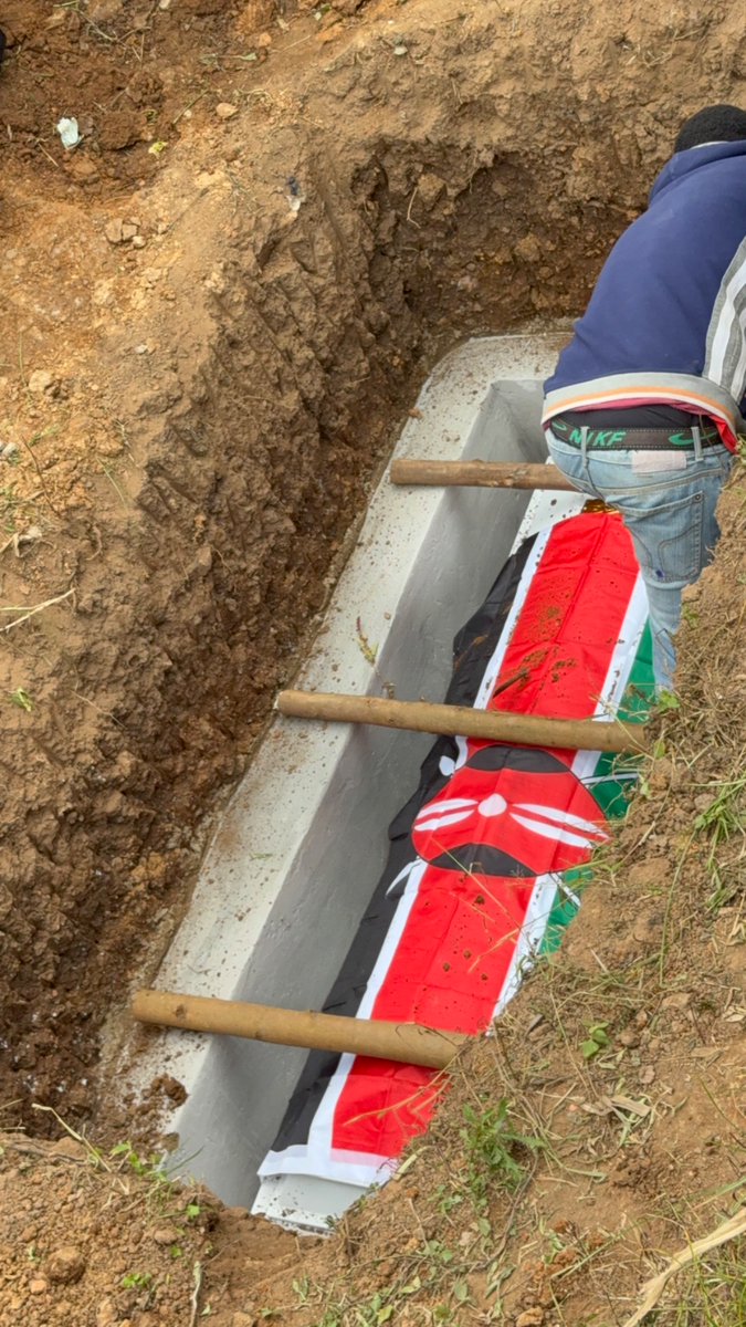 bonifacemwangi's tweet image. His Excellency @WilliamsRuto ordered the murder of innocent children. Today l attended the funeral of a 17-year-old who was shot on 25th June. #Justice4OurMashujaa