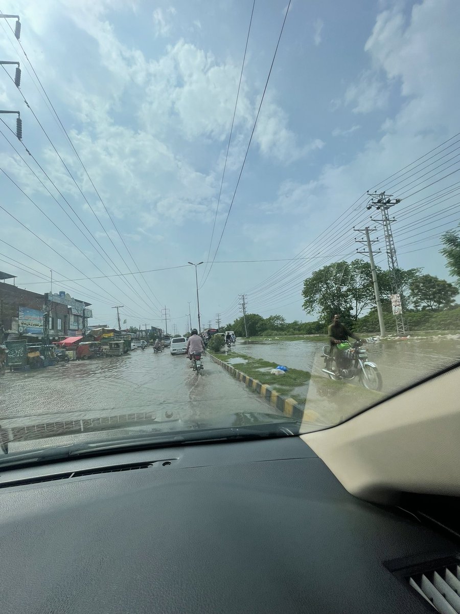 umerijaz121's tweet photo. @MaryamNSharif @AyazSadiq122  @SohailShoukatB @CEOLWMC_1139 @DCLahore @KhSaad_Rafique @AzmaBokhariPMLN 

Present Situation of Burki Road Lahore.

Request to take up this issue and resolve.

#suthrapunjab https://t.co/cVyps5t3Np