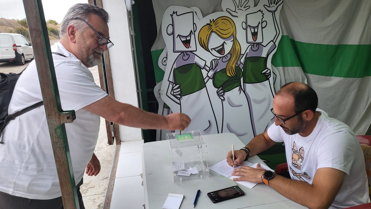 FPElx's tweet photo. 🔰 Renovación en la Federación de Peñas del Elche CF 🔰
Este 9 de julio se celebraron elecciones y ya tenemos nueva Junta Directiva:

🟢 Presidente: Antonio Brotons (Peña Ilicitana Durante)
🟢 Vicepresidenta: Laura Candela (Peña Franjiverde La Marina)
🟢 Secretaria: Carmen Rivero (Peña Franjiverde Monforte del Cid)
🟢 Tesorero: Francisco Brotons (Peña Ilicitana Durante)
🟢 Vocales: David Lloyd (Peña Internacional) y Juan F. López (Peña Ilicitana Durante)

El presidente saliente, Mario Payá, y la anterior junta directiva ceden el testigo tras una etapa de gran dedicación y compromiso.

Ahora, una nueva generación de peñistas toma el relevo con ilusión, energía y ganas de seguir fortaleciendo el sentimiento franjiverde 💚

¡Mucho Elche! ⚽💚