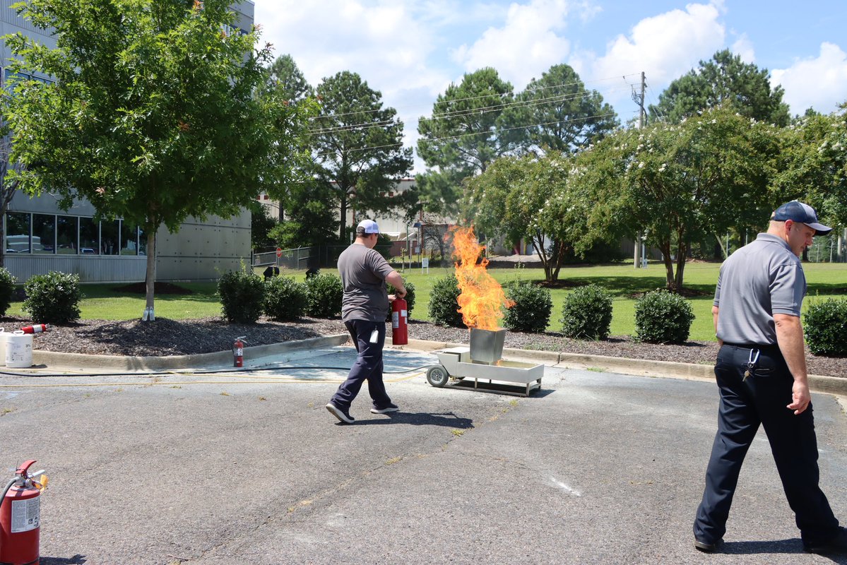 T_Town_Fire's tweet image. Today our Fire Marshal’s Office provided live fire extinguisher training to the employees at Martinrea. From proper techniques to knowing when (and when not) to fight a fire, these team members now know how to safely and effectively use a fire extinguisher. 🧯