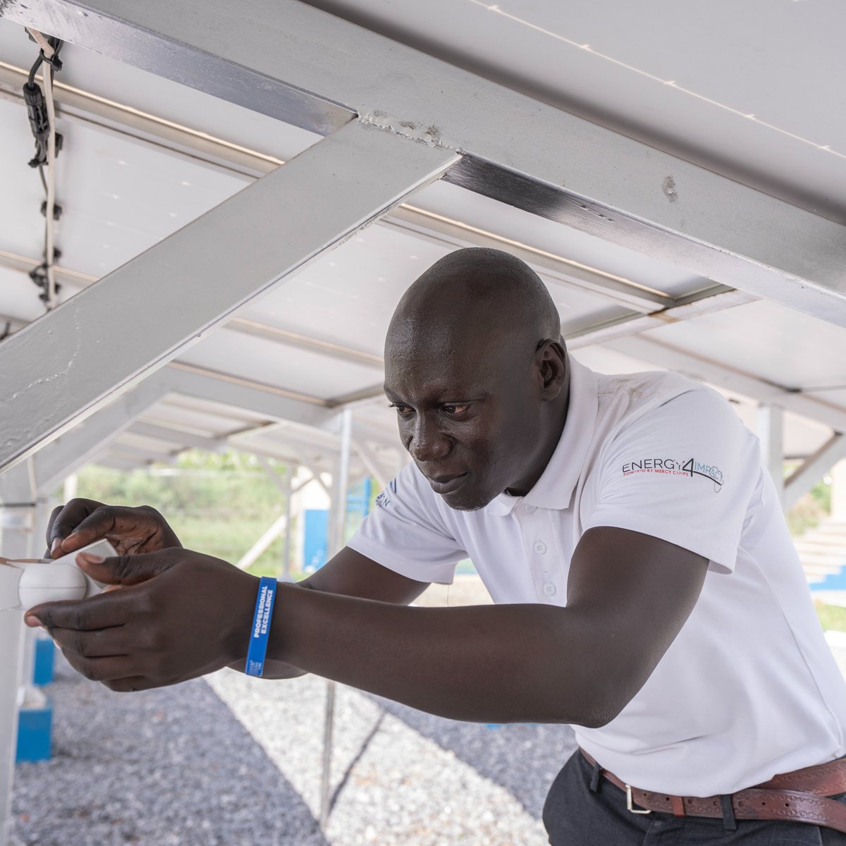 Heifer's tweet image. ๐ From sunlight to sustenance ๐ฟ
In drought-prone Kiboga, Uganda, solar-powered water is transforming Scovia Kalegeyaโs dairy farm โ and her familyโs future. ๐๐ง
โI have found peace with the water being close by.โ
Learn more: ms.spr.ly/6017SAsZL
#CleanWater