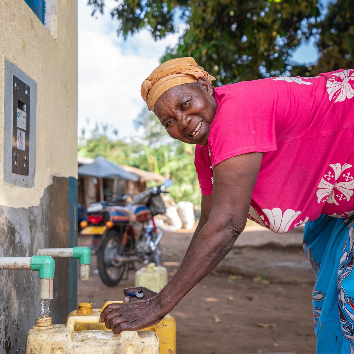 Heifer's tweet image. ๐ From sunlight to sustenance ๐ฟ
In drought-prone Kiboga, Uganda, solar-powered water is transforming Scovia Kalegeyaโs dairy farm โ and her familyโs future. ๐๐ง
โI have found peace with the water being close by.โ
Learn more: ms.spr.ly/6017SAsZL
#CleanWater