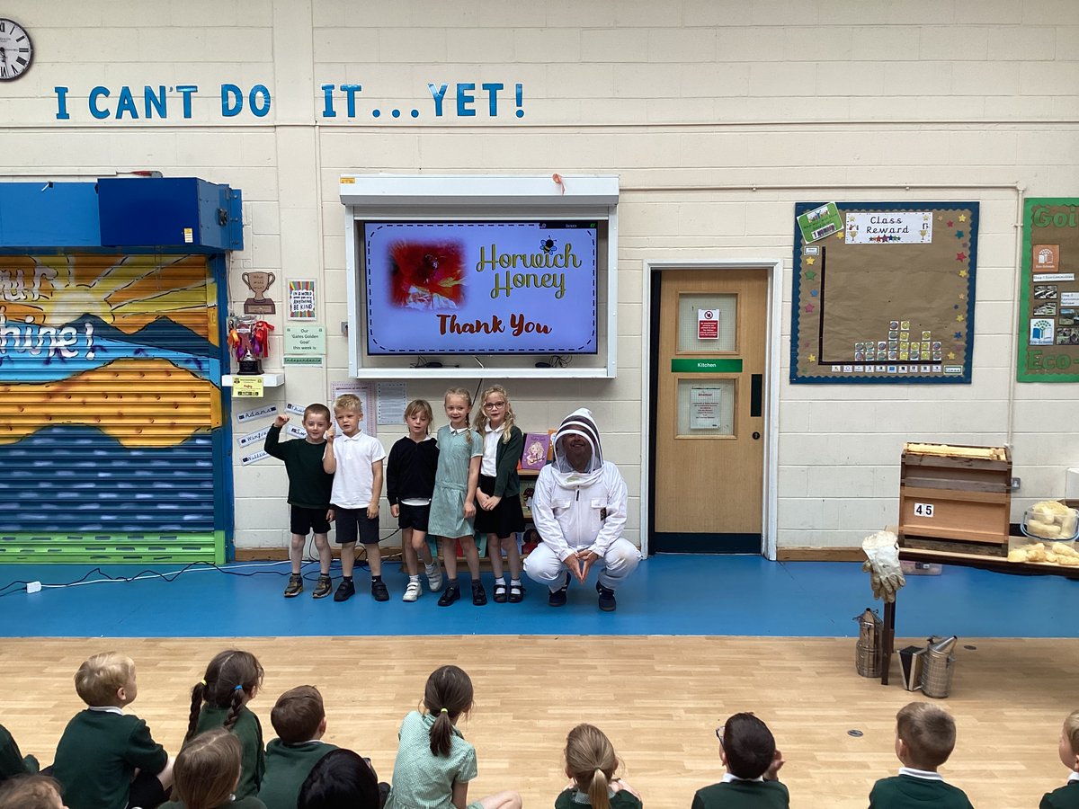 EcoGates's tweet image. Thanks to @HorwichHoney and Mr Cartwright today for joining us to teach us a little more about our pollinators friends. We learned about their habitats, eating habits and how to stay safe around them. #Collaboration #TheGatesSMSC