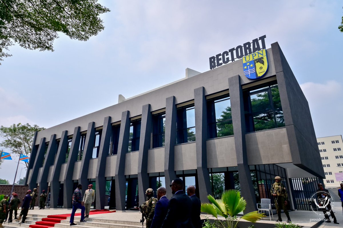 Presidence_RDC's tweet image. Le Chef de l’État a fait le tour de toutes ces infrastructures et apprécié la qualité du travail. Installé au milieu des professeurs, enseignants et étudiants venus nombreux manifester leur gratitude, le Chef de l’État a suivi différentes allocutions de circonstance.…