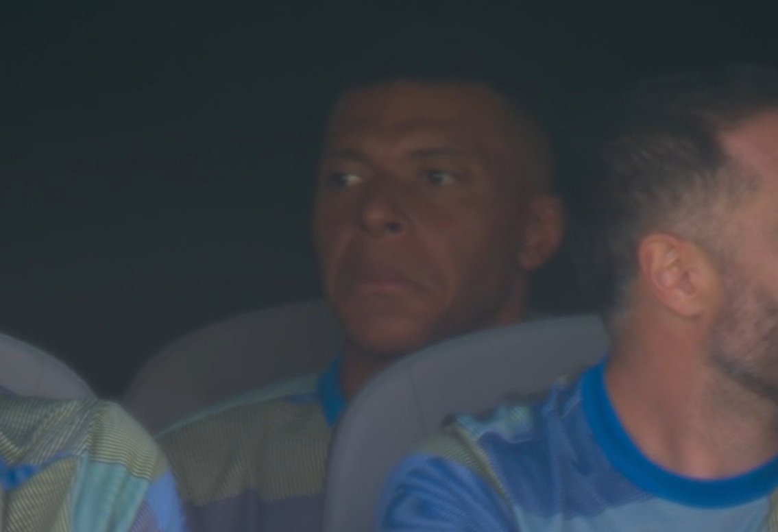 El primer año de Mbappé como futbolista del Real Madrid después de los 7 años de espera:

- Sin Liga, sin Copa, sin Champions y sin Mundial de Clubes.

- En Liga dos derrotas contra el Barça encajando 4 goles en cada una (0-4 y 4-3).

- Derrota en la final de Copa ante el Barça